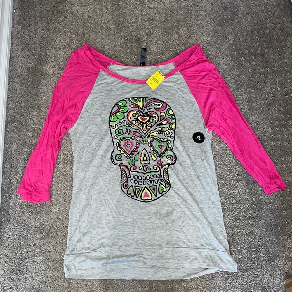 Tilly’s Skull Shirt//XL//Tag//Gray w/ pink sleeves